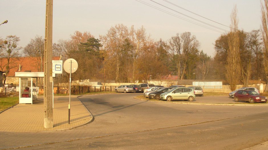 Parking tuż przy ścieżce rowerowej.