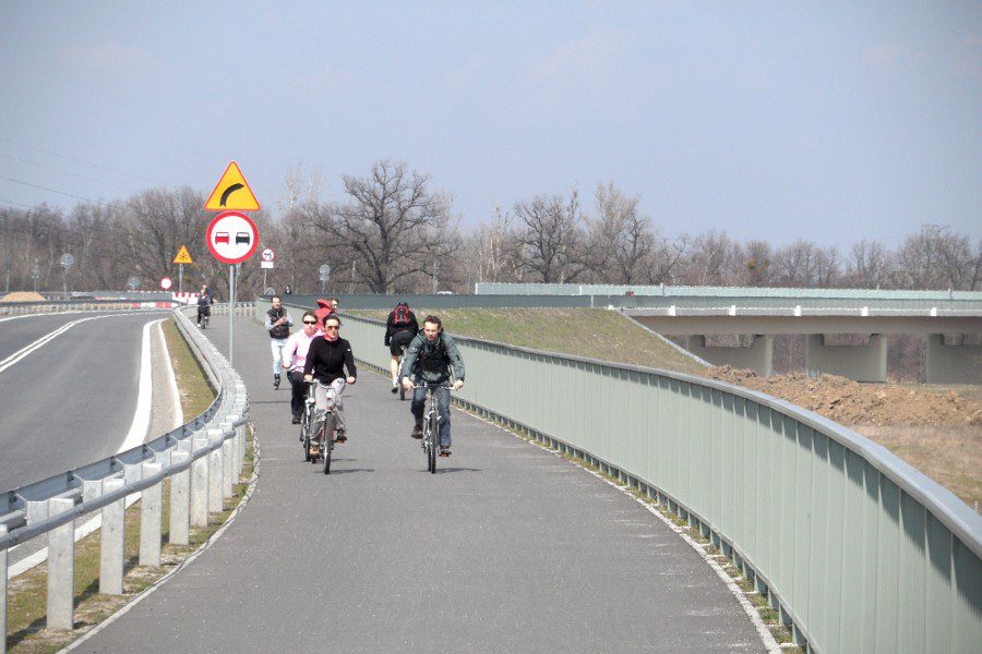 Ścieżka dla pieszych i rowerzystów na Wschodniej Obwodnicy Wrocławia