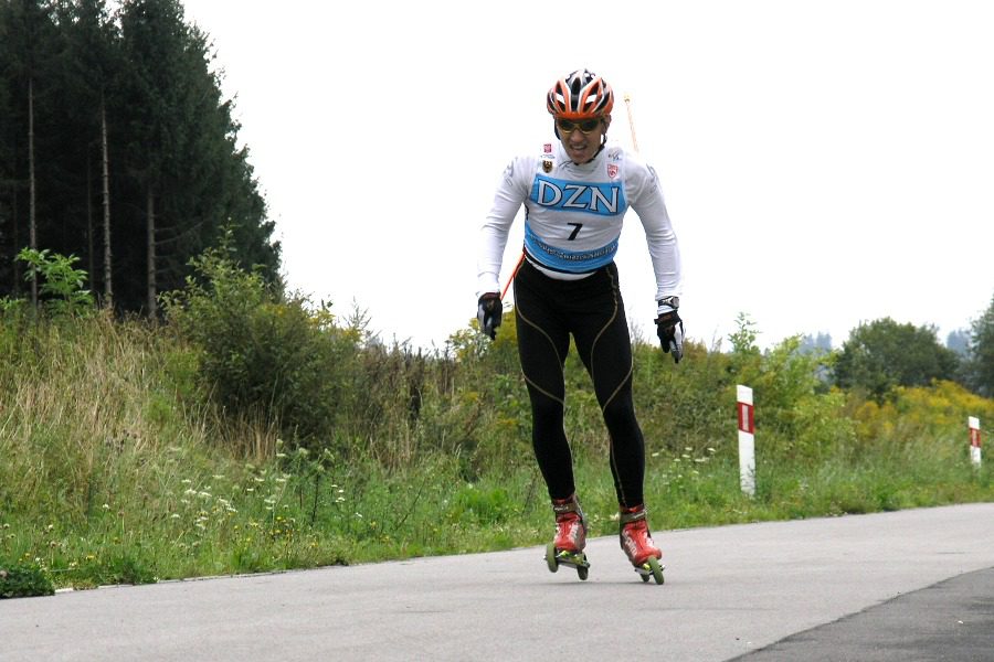 Tomasz Kałużny na nartorolkach