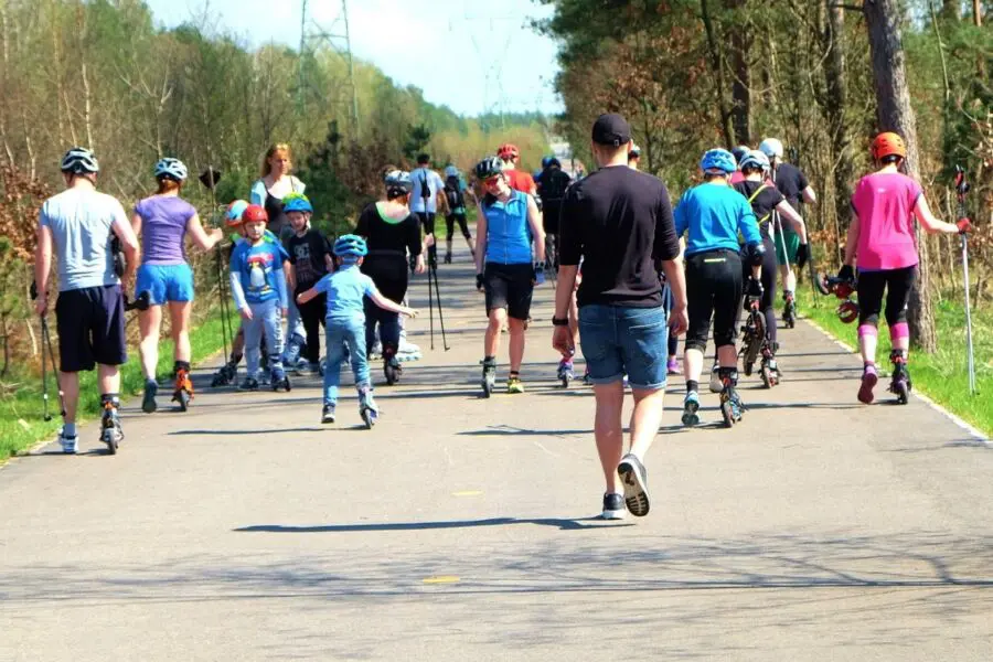 Rolkostrada w Wesołej ma być oświetlona – głos może oddać każdy warszawiak